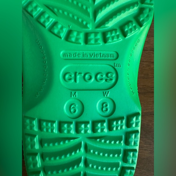 Mickey Mouse and Friends Holiday Adult Crocs - Men’s size 6, Women’s size 8 -NWT - Picture 7 of 10